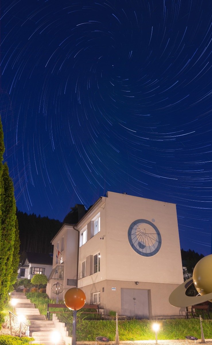 Startrails nad Kysuckou hvezdárňou. Autor: Marek Harman